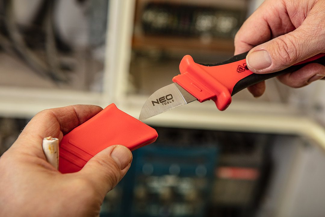 Neo Tools Ніж монтерський, діелектричний, для робіт під напругою 1000В, лезо 50мм, 190мм Neo Tools Ніж монтерський, діелектричний, для робіт під напругою 1000В, лезо 50мм, 190мм