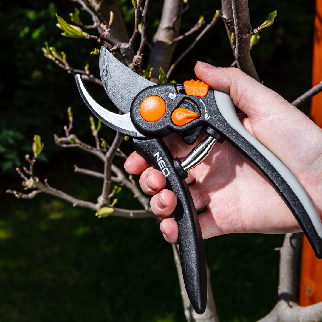Neo Tools Секатор площинний, d різу 18мм, 200мм, 248г Neo Tools Секатор площинний, d різу 18мм, 200мм, 248г
