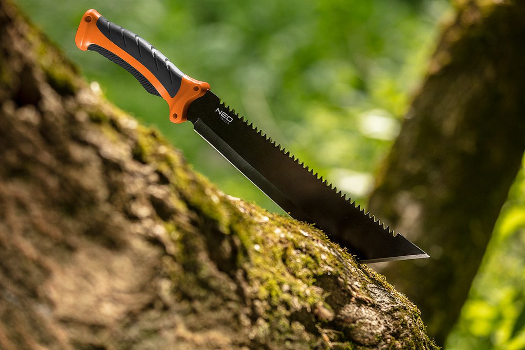 Neo Tools 63-117 Мачете Full Tang, 40см, лезо 25.5см, 3Cr13, ручка ABS+TPR, пила на обусі, нейлоновий чохол Neo Tools 63-117 Мачете Full Tang, 40см, лезо 25.5см, 3Cr13, ручка ABS+TPR, пила на обусі, нейлоновий чохол
