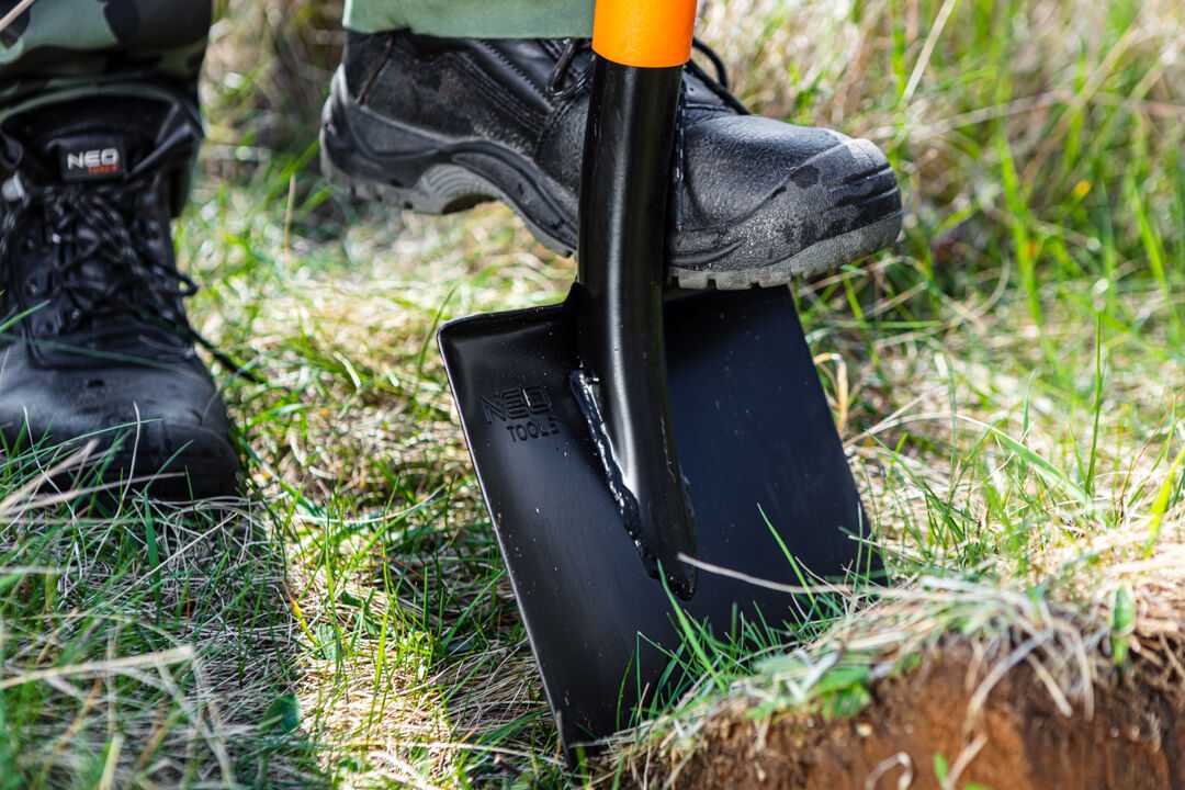 Neo Tools Лопата штикова пряма, руків'я металеве D-подібне, 125см, 2.12кг Neo Tools Лопата штикова пряма, руків'я металеве D-подібне, 125см, 2.12кг